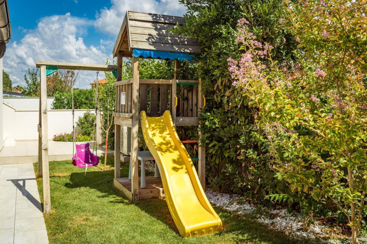 Villa Andrija Family Dream With Heated Pool At The Sea With Beautiful Garden, Outside Cinema And Kids Playground Фажана Екстер'єр фото