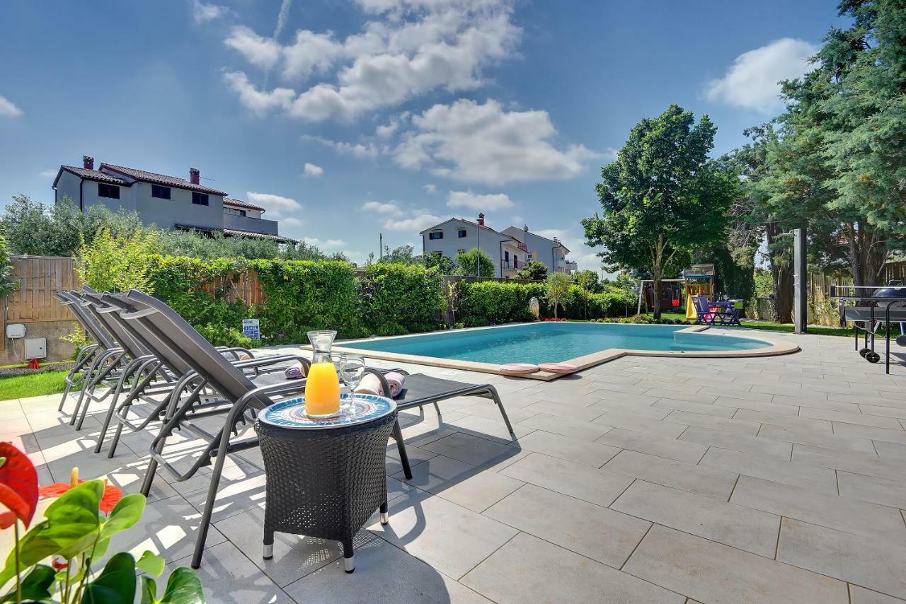 Villa Andrija Family Dream With Heated Pool At The Sea With Beautiful Garden, Outside Cinema And Kids Playground Фажана Екстер'єр фото