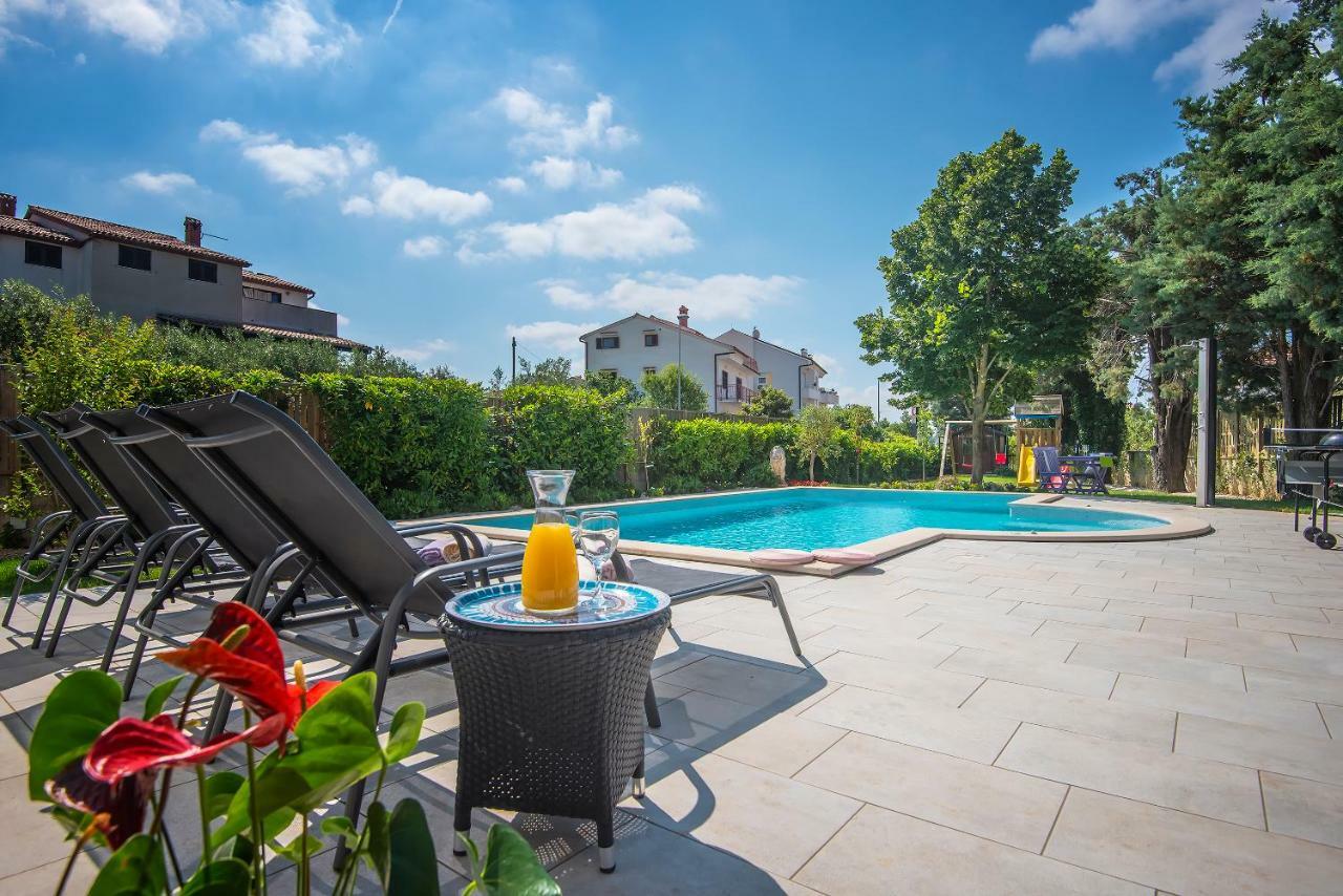 Villa Andrija Family Dream With Heated Pool At The Sea With Beautiful Garden, Outside Cinema And Kids Playground Фажана Екстер'єр фото